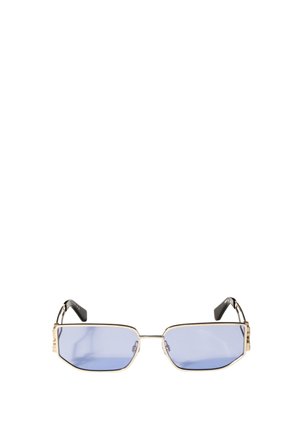 Gafas de sol rectangulares con finas monturas metálicas doradas y lentes tintadas de azul claro, patillas negras y almohadillas nasales.