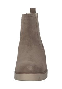 Tan suède Chelsea-boot met een ronde neus, elastische zijpanelen en een lus aan de achterkant. Vlakke rubberen zool met zichtbaar profiel.