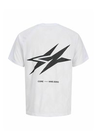 Hvid kortærmet t-shirt med et stort sort geometrisk logo på ryggen, med teksten "CORE NINE ZERO" nedenfor. Blød tekstur.