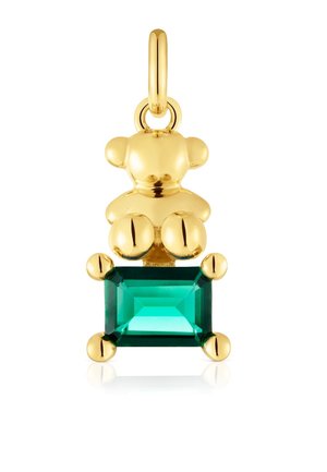 Colgante de oso de oro con una gran piedra preciosa verde en corte esmeralda, con bordes redondeados y cuatro garras de oro; acabado general suave y brillante.