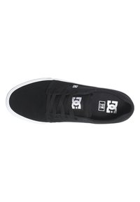 Čierne semišové skateboardové topánky s bielou gumovou podrážkou, so šnurovacím dizajnom a logom na boku a na lesku. Rovná, zaoblená špička.