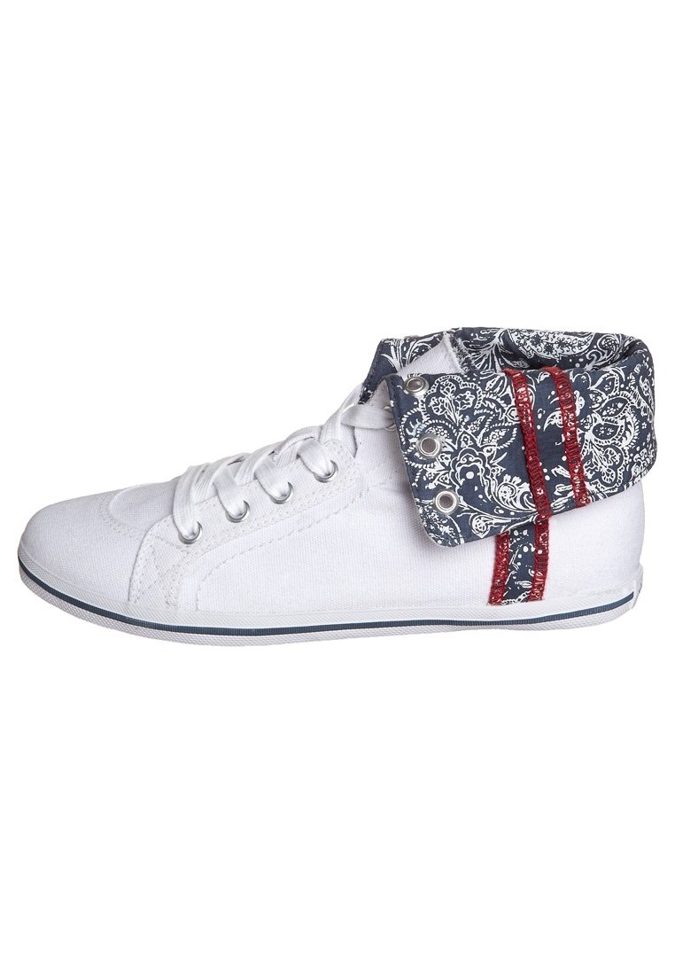 Bílá kotníková teniska s vysokým svrškem a složeným námořnicky modrým lemem s paisley vzorem, zdobená červenými pruhy a stříbrnými průchodkami na tkaničky.