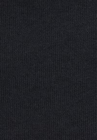 Schwarzer Strickstoff mit gerippter Textur, der ein einheitliches Muster und ein weiches Erscheinungsbild aufweist, geeignet für verschiedene Textilanwendungen.