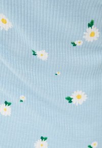 Ljusblå ribbad tyg med ett spritt mönster av vita tusenskönor med gula mittpunkter och gröna blad.