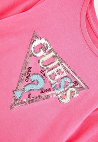 Guess STRETCH LOGO TRIANGULAIRE À SEQUINS - Maglietta a manica lunga - fuchsia