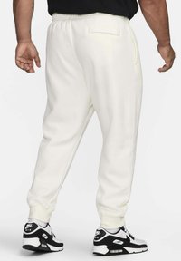 Nike Sportswear CLUB JGGR - Tracksuit bottoms - sail sail white