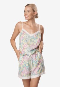 Dwuczęściowy zestaw loungewear w kwiatowy wzór w pastelowych kolorach (różowy, żółty, niebieski) z ramiączkami typu spaghetti, dekoltem w kształcie litery V oraz elastycznymi szortami ze sznurkiem.