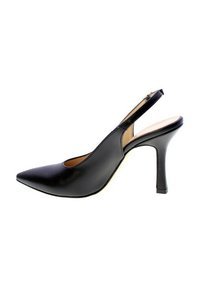 Scarpa con tacco alto in pelle nera, con punta a ogiva e superiore texturizzato. Presenta un tacco stretto e una chiusura con zip sulla parte posteriore.