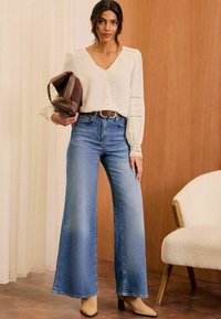 Love & Roses REGULAR FIT CUFF V-NECK - Blúz - white