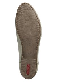 Suola di scarpa in suede verde con fondo in gomma marrone strutturato, caratterizzato da motivi floreali, taglia contrassegnata come 38 e un accento rosso per il logo.