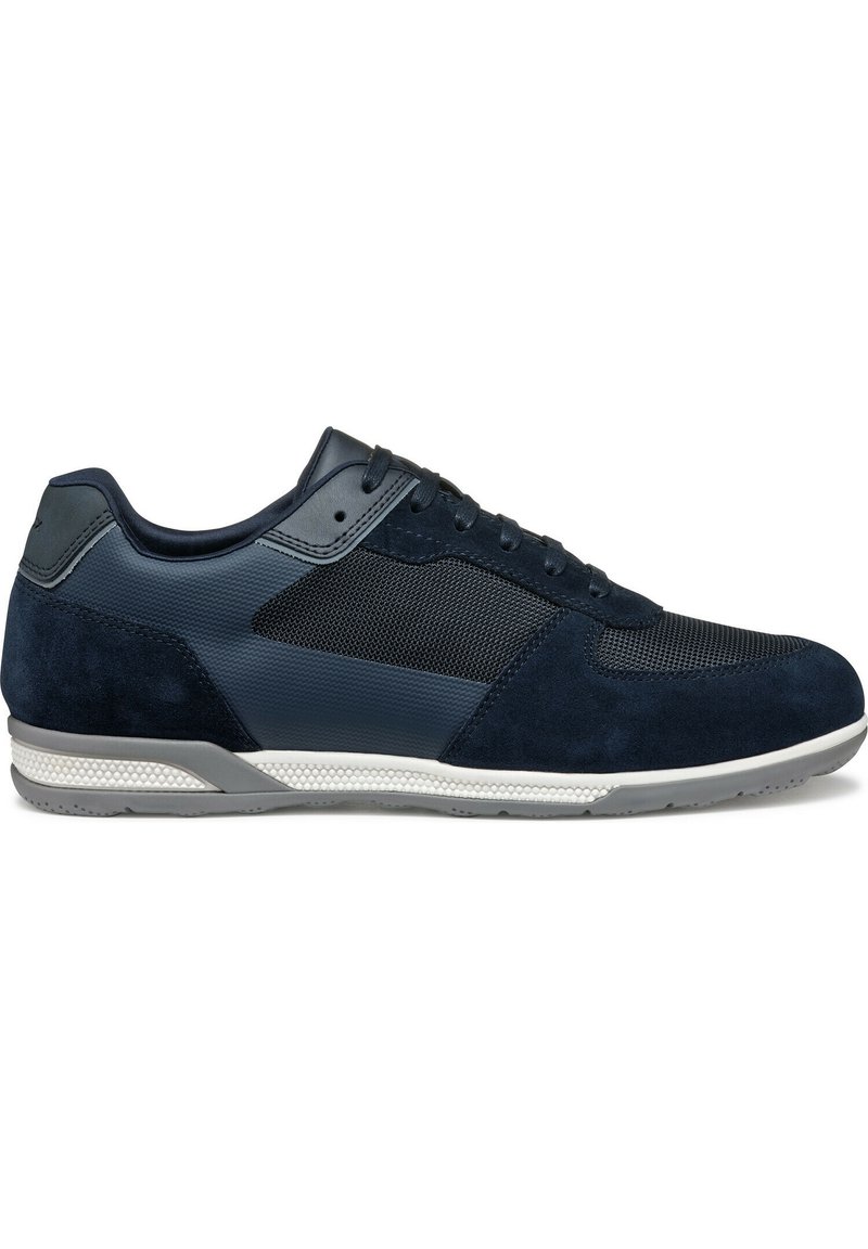 Sneakers blu navy realizzati in suede e mesh, con un design testurizzato e suola in gomma bianca con accenti grigio chiaro.