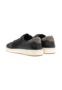 Baskets en cuir noir avec une finition texturée, accents en daim gris et semelles en caoutchouc blanc. Présentent des lacets ronds et des détails de couture minimalistes.