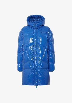 Abrigo acolchado azul con un acabado brillante, que cuenta con capucha, cremallera frontal y costuras en paneles diagonales. Marca en el pecho.