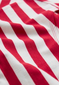 Rood en wit gestreeptide stof met een gladde textuur, met gelijkmatig verdeelde horizontale strepen in een katoenachtige materiaal.