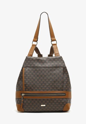 Bolsa tote multicolor con tela estampada en marrón oscuro y beige, que cuenta con un asa superior y un bolsillo con cremallera en la parte delantera con detalles de cuero.