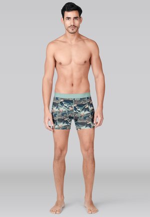 Boxer da uomo con motivo camouflage in tonalità di verde, blu e marrone, con elastico in vita di colore verde acqua chiaro. Tessuto dalla texture liscia.