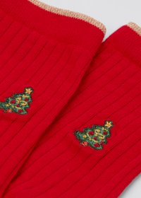 Calzini rossi a coste con bordo dorato, decorati con alberi di Natale verde ricamati con dettagli gialli e rossi. Tessuto morbido a maglia.