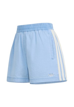 Lichtblauwe sportshorts met elastische tailleband, zijzakken, witte drievoudige strepen aan de zijkanten en klein Adidas-logo bij de zoom.