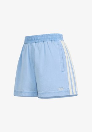 Lichtblauwe sportshorts met elastische tailleband, zijzakken, witte drievoudige strepen aan de zijkanten en klein Adidas-logo bij de zoom.