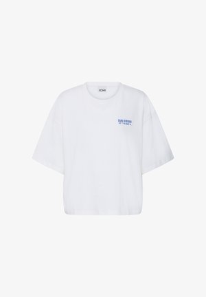 Hvid oversized T-shirt med korte ærmer og rund hals, lille blå tekst "SUN KISSED 26° 1' 33.1880" N" øverst til venstre på brystet.