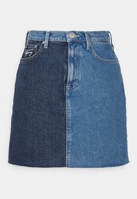 Jeanskjol med patchworkdesign, som har mörkblå och ljusblå paneler, rå fåll, fem fickor och en knappstängning i midjan.