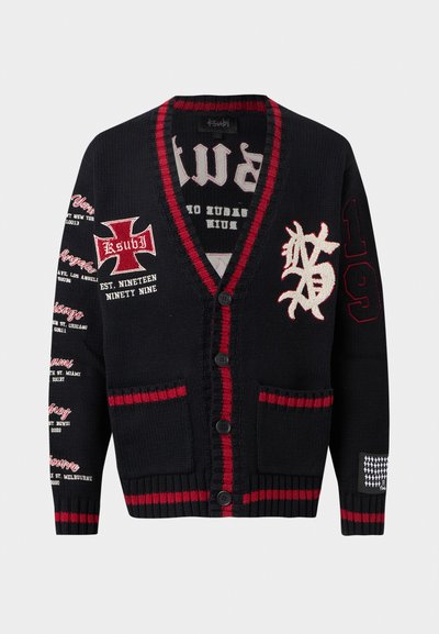 Cardigan nero lavorato a maglia con rifiniture rosse, chiusura con bottoni, nomi di città stampati sulla manica sinistra, croce ricamata e scritte sul petto, e "199" sulla manica destra.