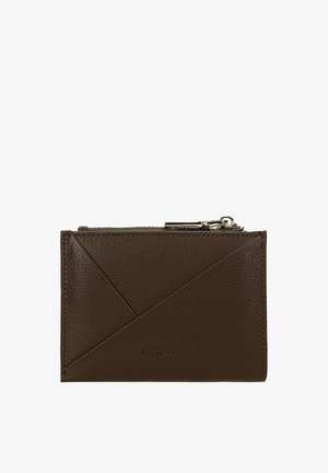 Portefeuille compact en cuir marron foncé avec une couture géométrique et une tirette de fermeture éclair argentée sur le dessus.