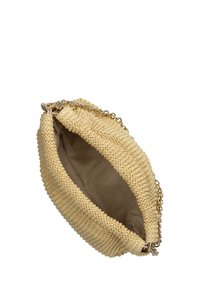 Geweven rieten clutch bag in crèmewit, met een gestructureerd oppervlak en een gouden kettingband. De binnenkant is gevoerd met een beige stof.