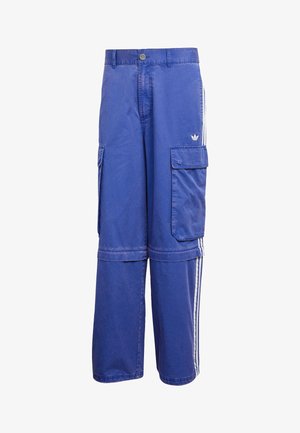 Blå cargo bukser laget av bomull med sidelommer, hvite tre-stripes detaljer nedover beina, og knappelukking i midjen.