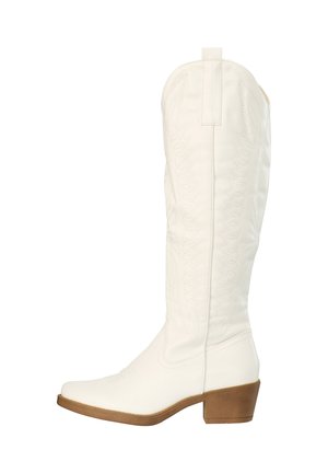 Hvid cowboystøvle til midt på læggen med dekorative syninger, trækflig, rund tå og stablet træsål på hvid baggrund.