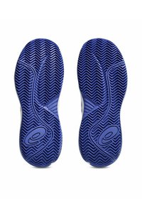Semelles de chaussures avec un motif en zigzag texturé dans des tons de bleu foncé et des accents blancs. Des designs courbés améliorent la prise et la stabilité.