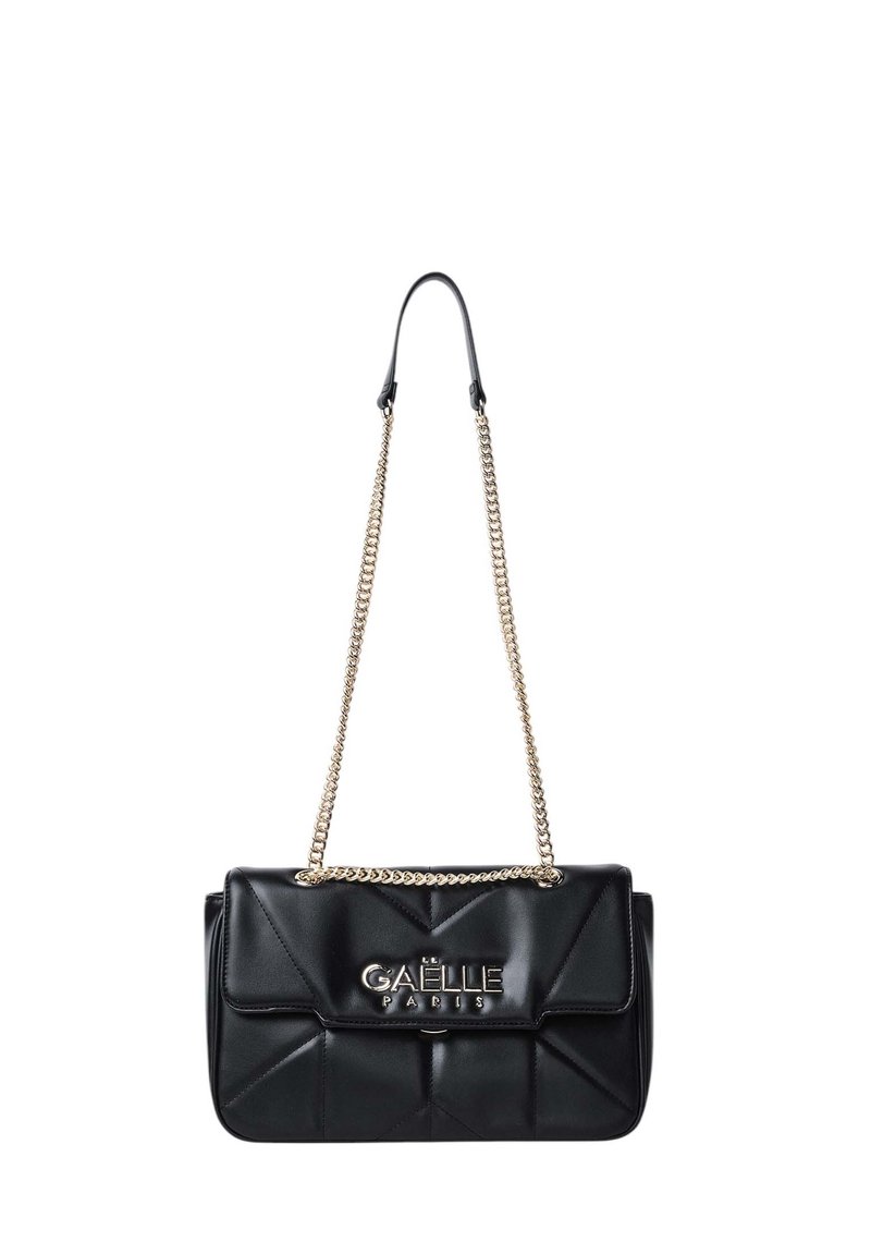 Borsa a tracolla imbottita nera in pelle con catena e un accento in logo dorato. Presenta una chiusura a pattina e una forma strutturata.