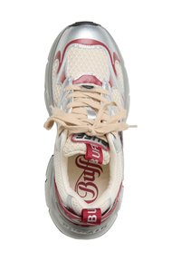 Stevige sneaker met zilveren, beige en rode details, beige veters gestrikt in een strik en "Buff" zichtbaar op de binnenzool en de hiel lus.