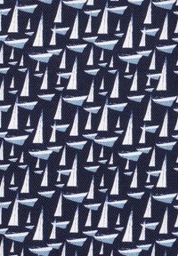 Marineblauer Stoff mit einem wiederholten Muster von weißen und hellblauen Segelbooten in unterschiedlicher Größe, vor einem strukturierten Hintergrund.