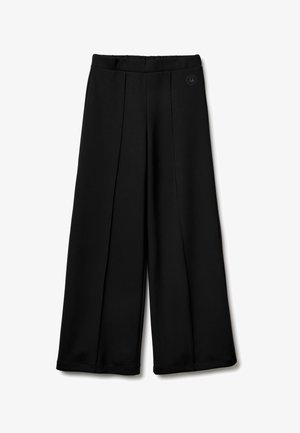 Zwarte wijde broek met een gladde textuur, voorzien van plooien aan de voorkant en een elastische tailleband. Subtiele branding aan de linkerkant.