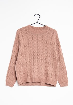Pull en tricot rose clair avec motif torsadé, col, poignets et ourlet côtelés, suspendu à un cintre en métal noir sur fond blanc.