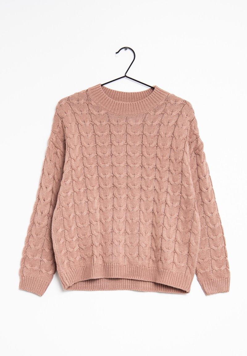 Pull en tricot rose clair avec motif torsadé, col, poignets et ourlet côtelés, suspendu à un cintre en métal noir sur fond blanc.