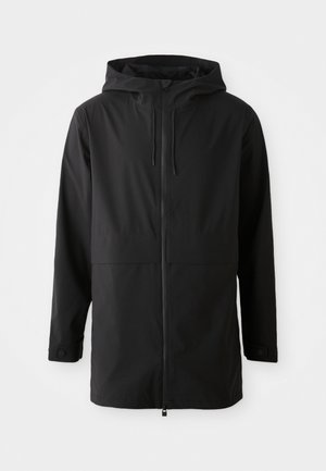 Sort vandtæt jakke med hætte, fuld frontlynlås, elastiske snore og trykknapmanchetter. Glat, mat tekstur og minimalistisk design.