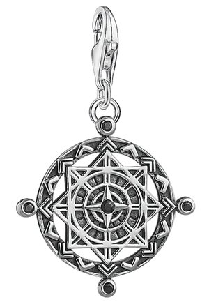 Silberner Kompassrosen-Anhänger mit schwarzen Steinelementen und Pfeilmuster, befestigt an einem Karabinerhaken zum Aufhängen.