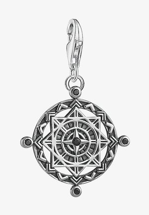 Pendentif rose des vents argentée avec accents en pierre noire et motifs de flèches, fixé à un fermoir mousqueton pour suspension.