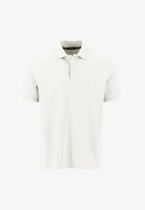 Polo blanco de manga corta con tapeta de dos botones y pequeño logo bordado en el pecho izquierdo, corte moderno.