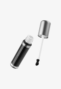 Lipglosbuis met zwarte vloeistof en zilveren dop naast een witte applicatorstok met een zwart sponsje op een witte achtergrond.