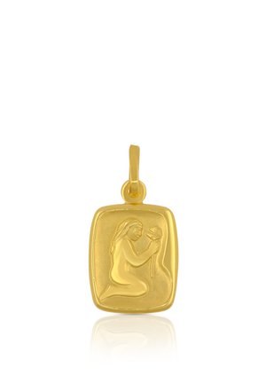 Pendentif rectangulaire en or avec un design en relief d'une femme agenouillée tenant une fleur, attaché à une petite boucle.