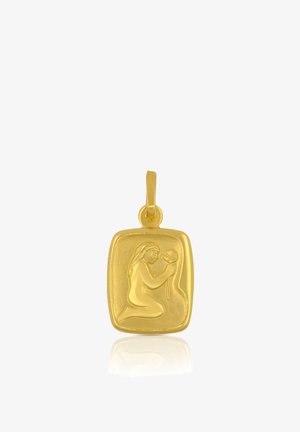 Pendentif rectangulaire en or avec un design en relief d'une femme agenouillée tenant une fleur, attaché à une petite boucle.