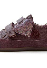 Scarpa di pelle viola con una finitura texture, caratterizzata da un grande accento a forma di cuore scintillante sulla cinghia. Materiale simile alla suede sulla suola.