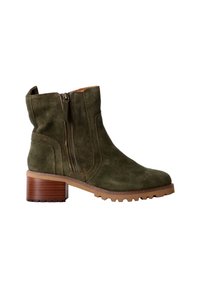 Stivaletti in suede verde con doppie cerniere laterali, punta arrotondata, tacco spesso marrone e suola in gomma testurizzata per una buona aderenza.
