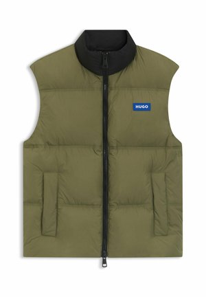 Olivgrüne gesteppte Weste mit schwarzem Stehkragen, Frontreißverschluss und blauem "HUGO"-Logo. Verfügt über Seitentaschen und eine gesteppte Textur.