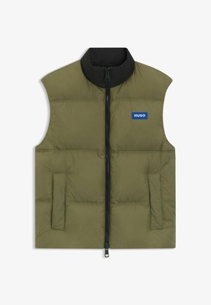 Olivgrön vadderad väst med svart hög krage, blixtlås framtill och blå "HUGO"-logotyp. Har sidofickor och en quiltad struktur.