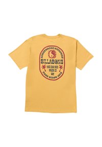 Geel katoenen T-shirt met een ronde afbeelding waarop de tekst "BILLABONG", een zon en palmbomen in rood en zwart zijn afgebeeld. Korte mouwen, standaard pasvorm.