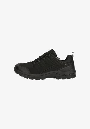 Schwarze wasserdichte Wanderschuhe mit robusten Sohlen, Schnürverschluss, gepolstertem Knöchel und Markenetikett an der Seite.